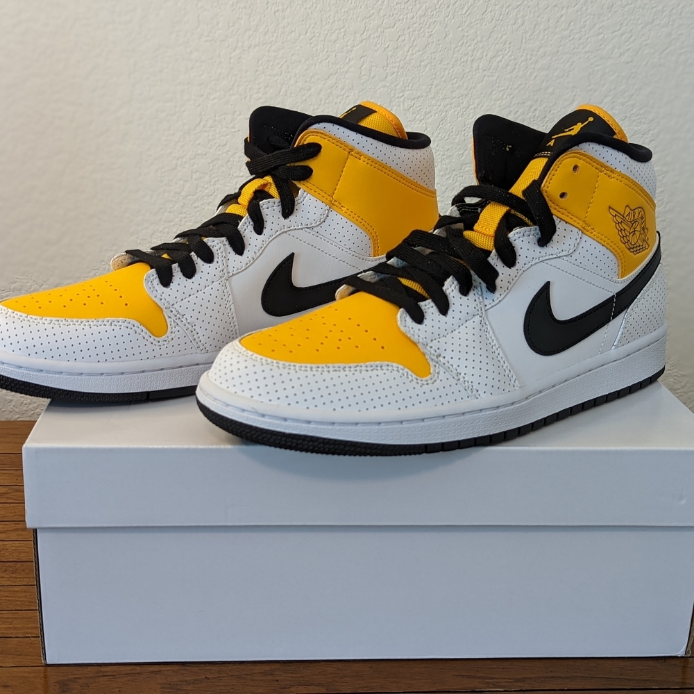 AUTHENTIC Air Jordan 1 Mid - Laser Orange UNISEX SHOE: M10/W11.5
